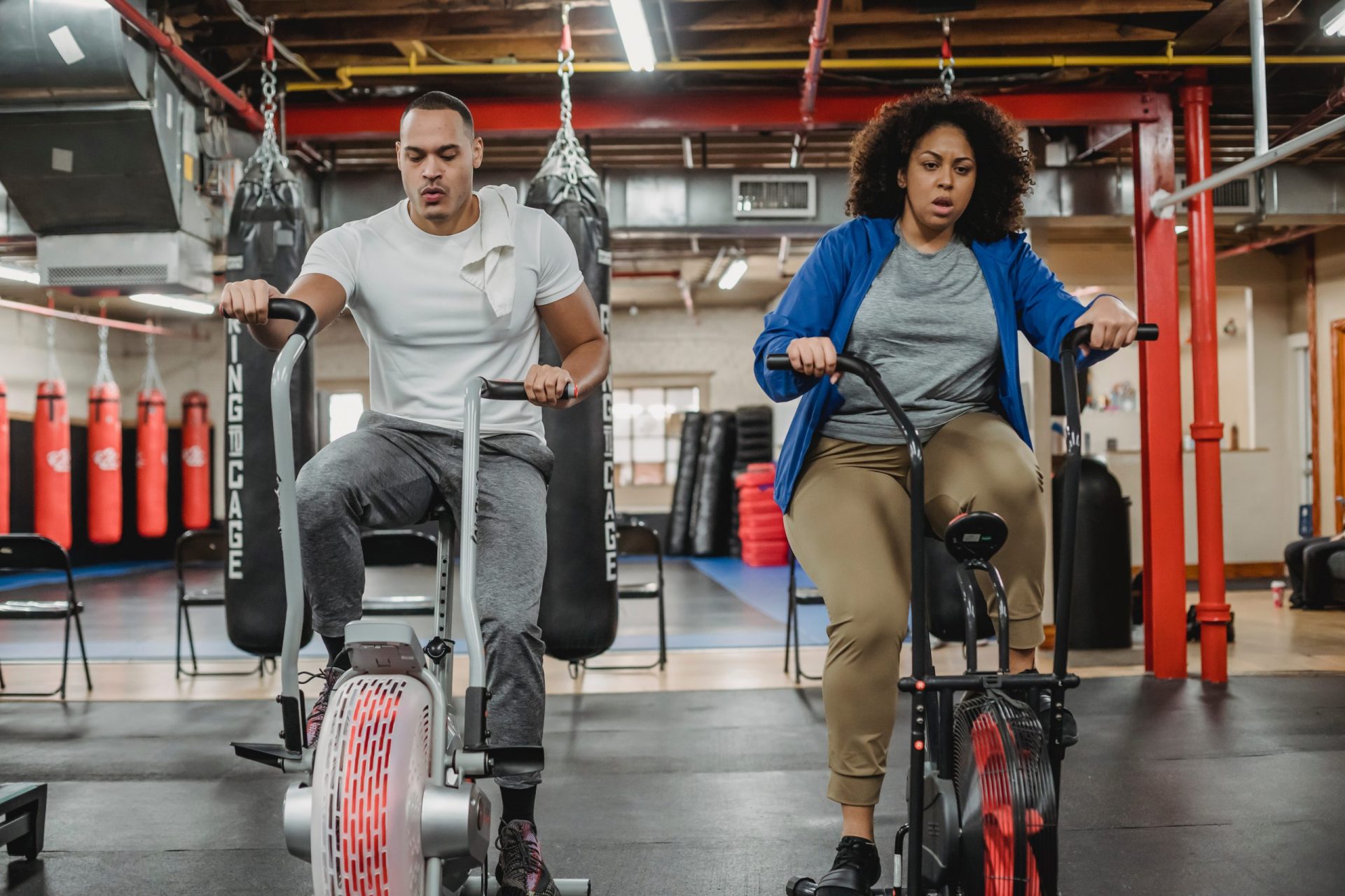 Par définition, le biking est un cours collectif de vélo fait en salle à l’aide d’un vélo fixe. Ce sport peut aussi être appelé « Cycling », ou « vélo en salle ». Connu pour être le “Calorie Killer” soit pour nous Français, “Rouler Pour Maigrir”