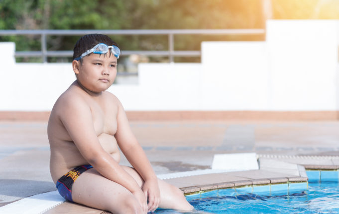 Enfant obèse natation