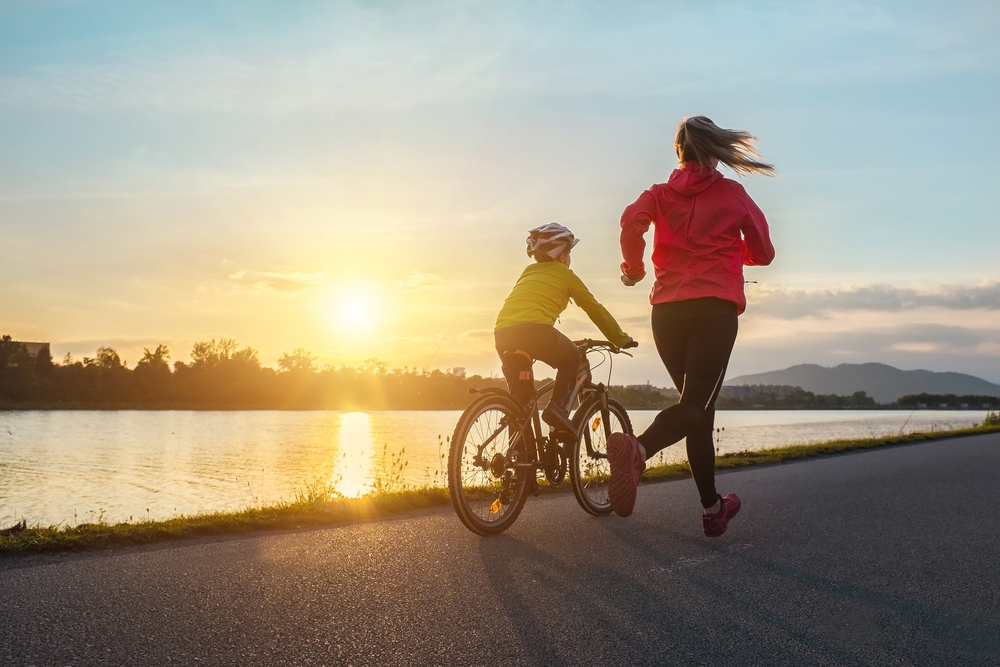 Famille qui fait du vélo