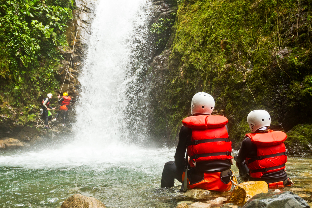 Touristes observant le canyoning