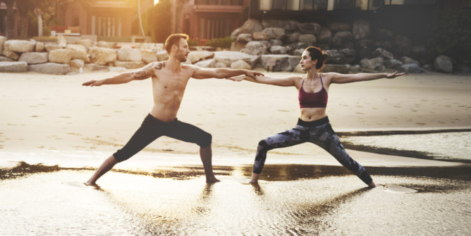 Deux personnes pratiquant le yoga