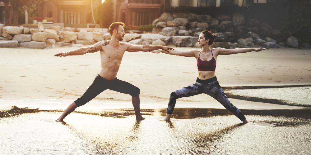 Deux personnes pratiquant le yoga